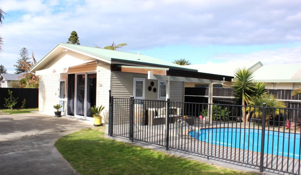The Pool House Bed & Breakfast - Near Marine Parade Napier Exterior photo